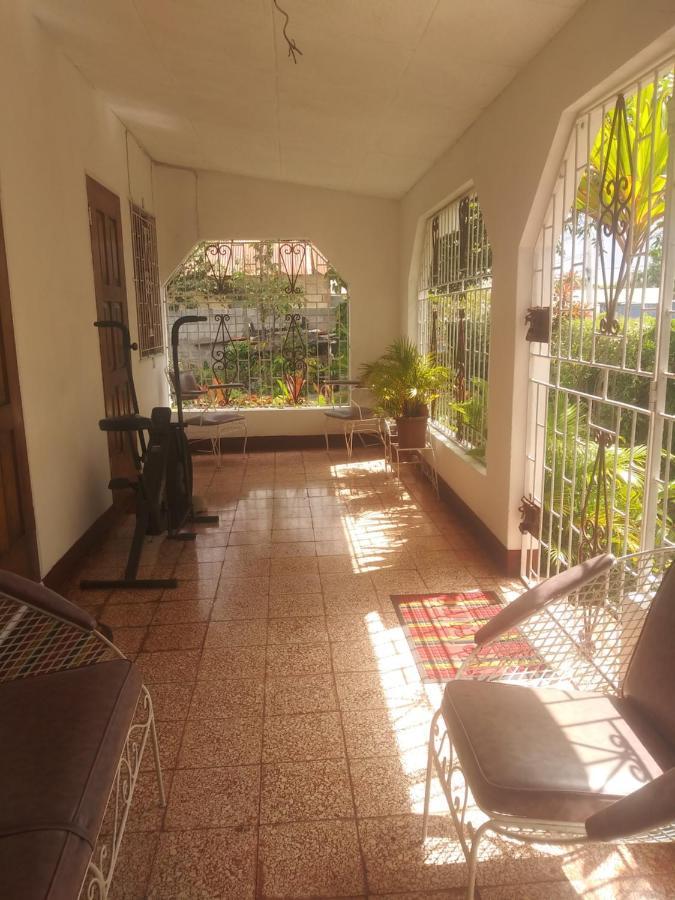 Appartement 15 Min From The Airport In Kingston Jamaica Extérieur photo
